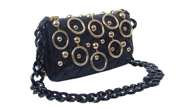 <strong>MOSCHINO｜モスキーノ</strong>　イヤリングモチーフ付きショルダーバッグ[W28×H16×D7cm]　13万5450円（モスキーノ／アエッフェ・ジャパン）