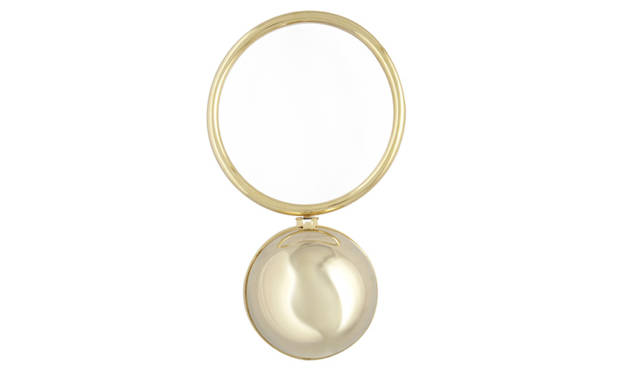 <strong>MOSCHINO｜モスキーノ</strong>　イヤリング型メタルバッグ[直径20cm／ハンドル部分、直径13cm／バッグ本体]　14万2800円（モスキーノ／アエッフェ・ジャパン）