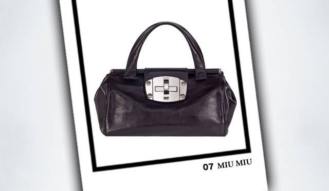 <strong>MIU MIU｜ミュウミュウ</strong>　バッグ[W34×H22×D18cm]　17万3250円（予定価格）（ミュウミュウ／プラダ ジャパン）