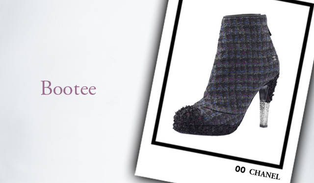 <strong>BOOTEE</strong>　ここ何シーズンかですっかり定着したブーティは、今季も引きつづき定番アイテムとして顕在。ベルトやレースアップづかい、サイドカッティングなど、デザインにトレンドを取り入れたものを手に入れたい。</br><strong>CHANEL｜シャネル</strong>　ブーティ[H9cm]　13万2000円（シャネル） ©CHANEL