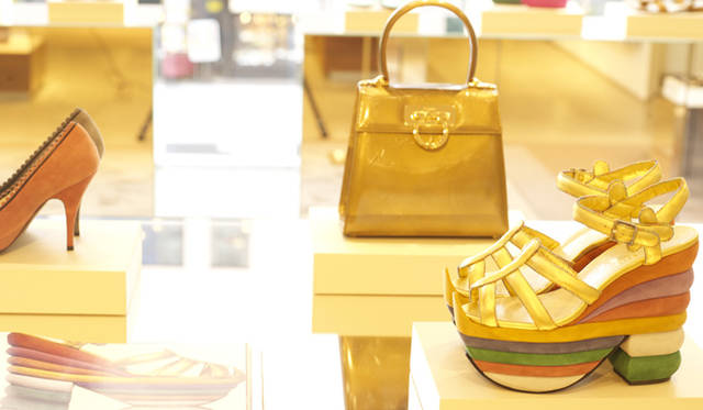 <strong>Salvatore Ferragamo｜サルヴァトーレ フェラガモ</strong>　右手前は1938年に発表された「Rainbow」シューズ。特徴的なソールは、今回の新コレクションのインスピレーション源にもなった。
