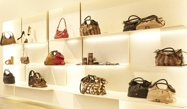 <strong>Salvatore Ferragamo｜サルヴァトーレ フェラガモ</strong>　サルヴァトーレ フェラガモ銀座本店のようす。バッグなどのアクセサリーラインナップも豊富。