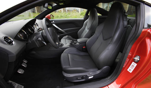 <b>Peugeot｜プジョー RCZ</b>