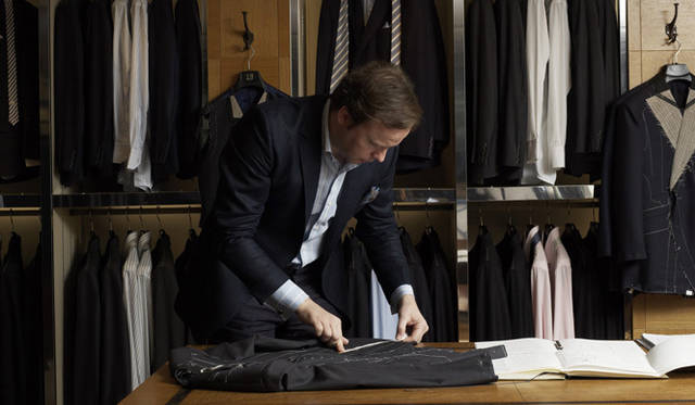 <strong>dunhill｜ダンヒル</strong> 　細部までメジャーで計り、注文書と照らし合わせる