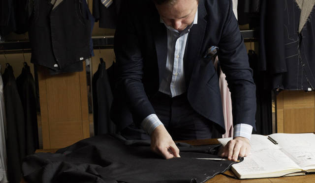 <strong>dunhill｜ダンヒル</strong> 　背面部分まで入念に計測する