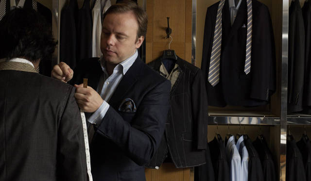 <strong>dunhill｜ダンヒル</strong> 　英国スタイルのシェイプには正確な採寸が不可欠