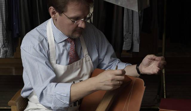 <strong>dunhill｜ダンヒル</strong> 　木製のクランプで革を固定して縫い上げる