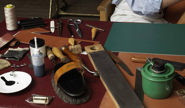 <strong>dunhill｜ダンヒル</strong>　ロンドンの工房で使用しているツールを持参