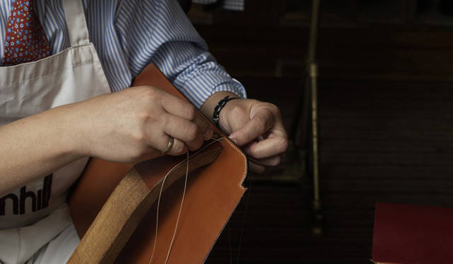 <strong>dunhill｜ダンヒル</strong> 　ハンドステッチで丁寧に仕上げていく