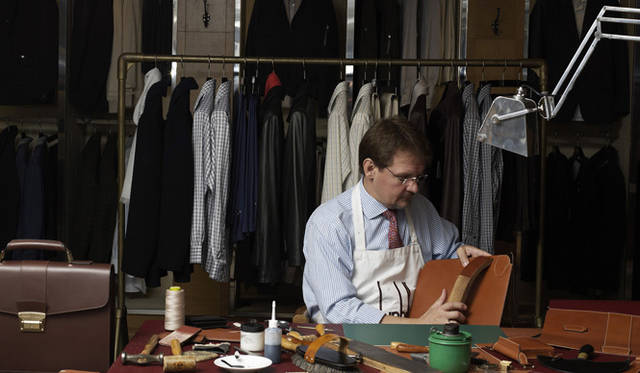 <strong>dunhill｜ダンヒル</strong> 　基本的な作業であっても眼差しはつねに真剣