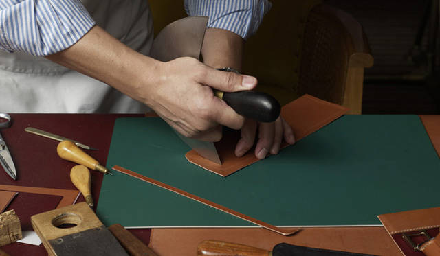 <strong>dunhill｜ダンヒル</strong> 　氏の来日中はレザーパーツを切り分ける工程も見られる