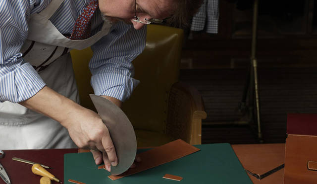 <strong>dunhill｜ダンヒル</strong> 　靴職人の父を持つ氏の手際の良さには驚きを禁じ得ない