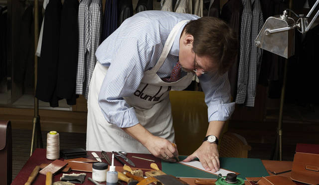 <strong>dunhill｜ダンヒル</strong> 　現在、氏はプロトタイプ製作の監督も任される