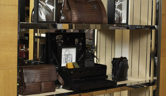 <strong>dunhill｜ダンヒル</strong> 　エキゾチックレザー製のアイテムはラグジュアリーな面持ち