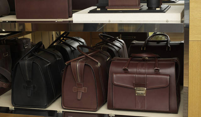 <strong>dunhill｜ダンヒル</strong> 　同じカウハイド製のドクターズバッグでも色によって印象は変化