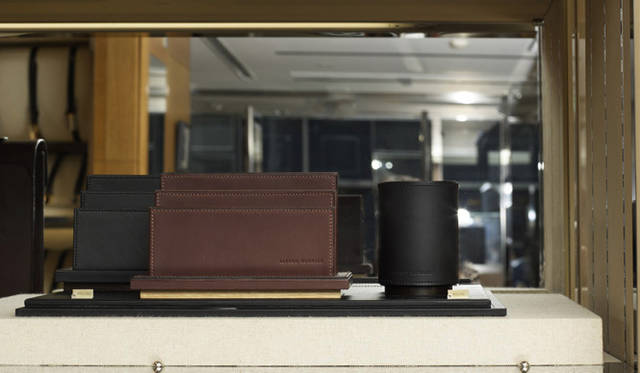 <strong>dunhill｜ダンヒル</strong> 　レザーの質感や色味はサンプルで確認できる