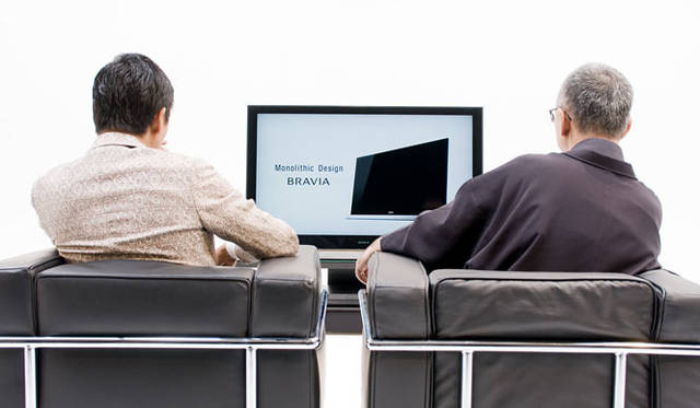 <strong>SONY｜ソニー</strong>　 BRAVIA<b>─</b>Monolithic Design　重松氏と鴨志田氏、3D＜ブラビア＞52型「KDL-52HX900」をはじめて視聴する。