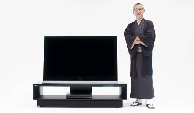 <strong>SONY｜ソニー</strong>　 BRAVIA<b>─</b>Monolithic Design　3D＜ブラビア＞52型「KDL-52HX900」と重松氏。