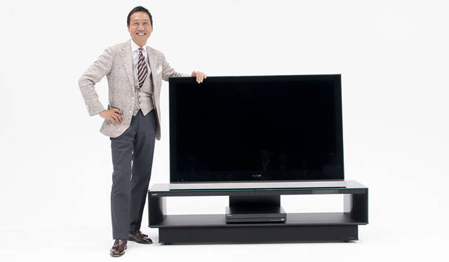 <strong>SONY｜ソニー</strong>　 BRAVIA<b>─</b>Monolithic Design　3D＜ブラビア＞52型「KDL-52HX900」と鴨志田氏。