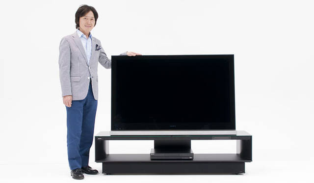 <strong>SONY｜ソニー</strong>　 BRAVIA<b>─</b>Monolithic Design　3D＜ブラビア＞52型「KDL-52HX900」と松岡氏。