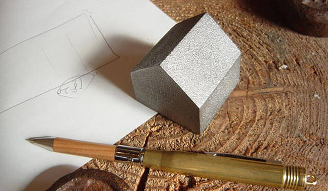 <strong>Holz｜ホルツ</strong>　家型ペーパーウェイトの新作「SONOMONO」