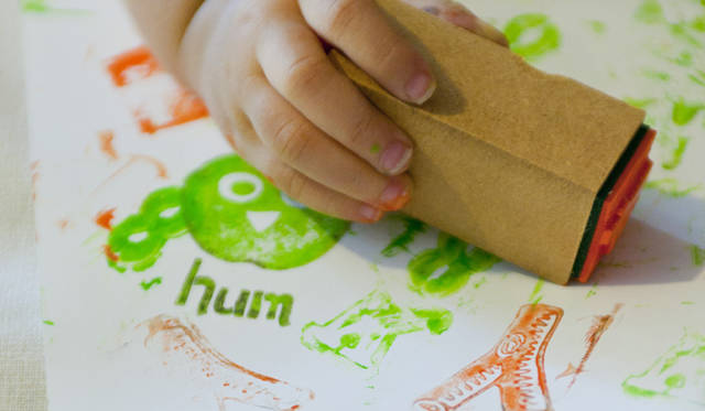 <strong>EVENT｜中村キース・ヘリング美術館でナイトミュージアムパーティー！</strong>　会場内にはいたるところにスタンプコーナーが設置され、神山隆二氏デザインのスタンプを自由に押すことができる。