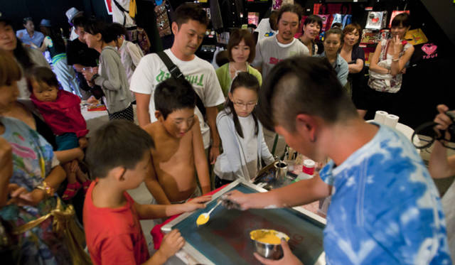 <strong>EVENT｜中村キース・ヘリング美術館でナイトミュージアムパーティー！</strong>　神山隆二氏によるシルクスクリーンショー。神山隆二氏によってデザインされた版はTシャツやバッグなどにその場でプリントしてもらうことも可能。