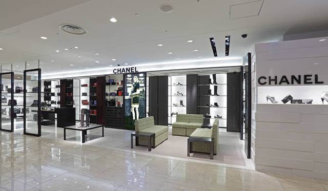 <strong>CHANEL｜シャネル</strong>　銀座三越 シャネル シューズ＆バッグ ブティックの内観。全世界のシャネルのブティックを手がけているピーター・マリーノによる最新のコンセプトで作られている。　©CHANEL