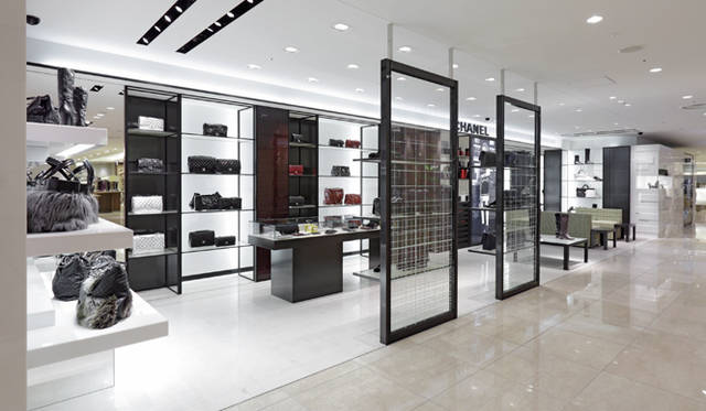 <strong>CHANEL｜シャネル</strong>　最新のアクセサリーから、メゾンのアイコンでもあるバイカラーシューズやバレリーナシューズまで、厳選されたラインナップ。©CHANEL　