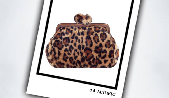 <strong>MIU MIU｜ミュウミュウ</strong>　クラッチバッグ　[W22×H18×D4.5cm]　9万7800円（ミュウミュウ／プラダ ジャパン）