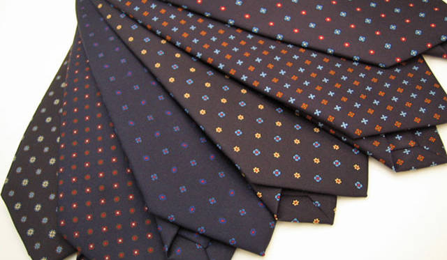 <b>E.MARINELLA NAPOLI｜マリネッラ</b>　小紋柄は、シックな色合いと柄が織りなす表情にも定評がある