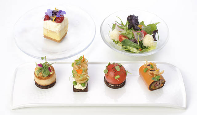 <strong>DENMARK・THE ROYAL CAFE｜銀座三越1階（東側）</strong>　ランチのスムッシーセット（スムッシー4種類に、サラダかスープをチョイス、プチデザートつき）1890円