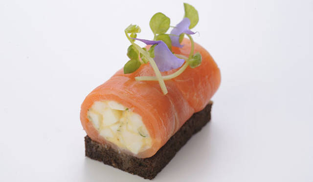 <strong>DENMARK・THE ROYAL CAFE｜銀座三越1階（東側）</strong>　SMUSHI（スムッシー）　スモークサーモンのルーロー