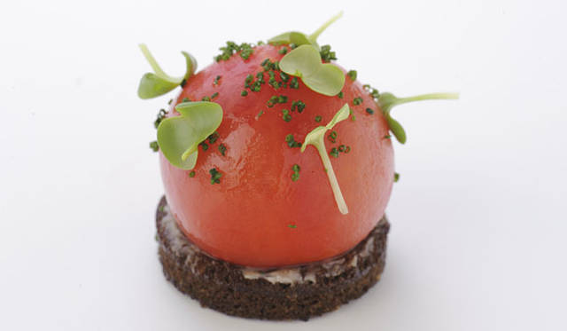 <strong>DENMARK・THE ROYAL CAFE｜銀座三越1階（東側）</strong>　SMUSHI（スムッシー）　トマトと玉子サラダのスムッシー