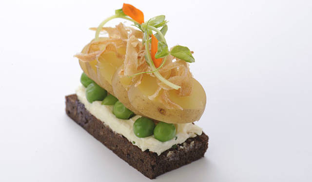 <strong>DENMARK・THE ROYAL CAFE｜銀座三越1階（東側）</strong>　SMUSHI（スムッシー）　フレッシュチーズの瞬間スモークとポテトのスムッシー