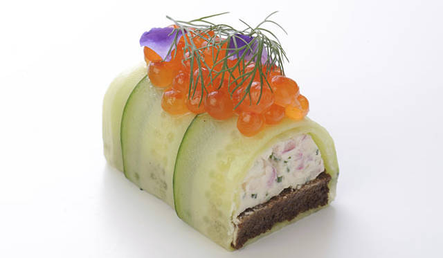 <strong>DENMARK・THE ROYAL CAFE｜銀座三越1階（東側）</strong>　SMUSHI（スムッシー）　胡瓜とイクラのスムッシー