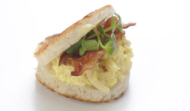 <strong>DENMARK・THE ROYAL CAFE｜銀座三越1階（東側）</strong>　SMUSHI（スムッシー）　カレーの香る蒸し鶏のサラダのスムッシー