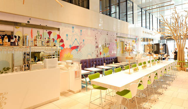 <strong>DENMARK・THE ROYAL CAFE｜銀座三越1階（東側）</strong>　店内は56席、テラス24席