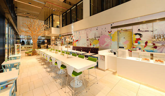 <strong>DENMARK・THE ROYAL CAFE｜銀座三越1階（東側）</strong>　デザートはもちろん、ディナーも楽しめる