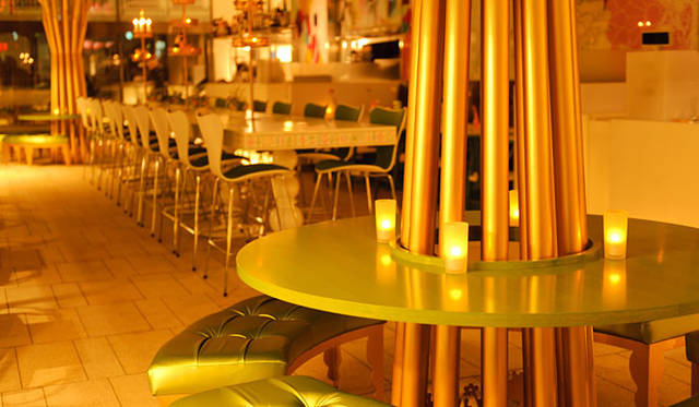 <strong>DENMARK・THE ROYAL CAFE｜銀座三越1階（東側）</strong>　夜は23時まで営業