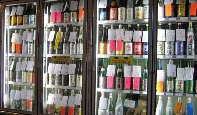 <strong>和醸和楽｜小倉屋酒店</strong>　 蔵人の熱き情熱が伝わってくる店内。