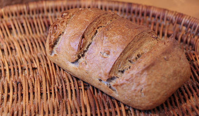 <strong>MAHL ZEIT｜マールツァイト</strong>　国産小麦に、長野産のそば粉を20％とオーガニックのくるみを使用した「戸隠」。スライスして、チーズやはちみつを載せるのがお薦め。焼き上がり予定時間10:30　ホール630円、1/2 315円