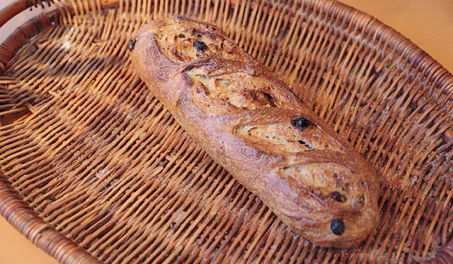 <strong>MAHL ZEIT｜マールツァイト</strong>　国産小麦と全粒粉に、オーガニックのレーズンとくるみを入れて焼き上げる「ノアレザン」。焼き上がり予定時間10:30　ホール630円、1/2 315円