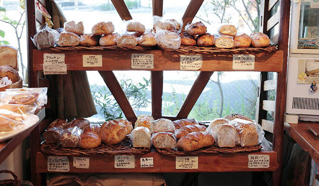 <strong>MAHL ZEIT｜マールツァイト</strong>　棚には、もちきびやはと麦などを使った「雑穀パン」や、スリランカの雑穀「クラッカン」とゴマ入りのパン、北海道産の昆布を使った「昆布パン」など、からだによい材料でつくった様々なパンが並ぶ。