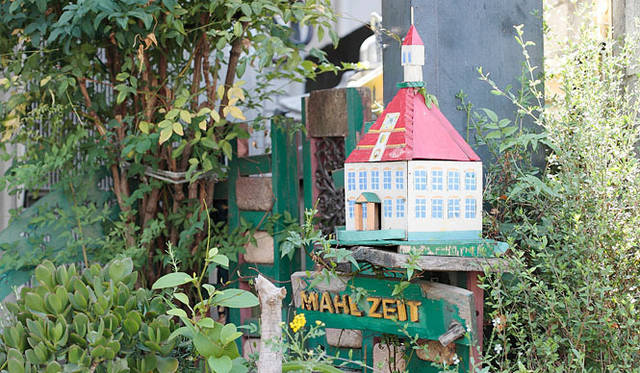 <strong>MAHL ZEIT｜マールツァイト</strong>　手描きのポスターや看板、店頭に置かれたベンチなどは、すべて旦那さんの手づくり。かなりのインパクトだ。