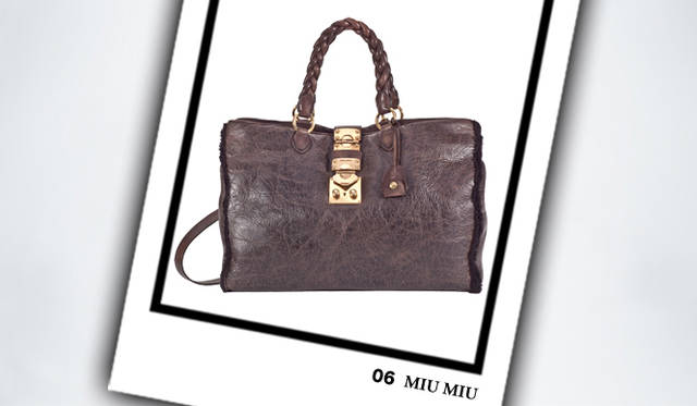 <strong>MIU MIU｜ミュウミュウ</strong>　バッグ　[W46×H33×D16cm]　19万9500円（ミュウミュウ／プラダ ジャパン）