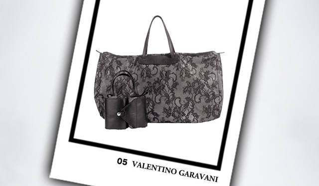 <strong>VALENTINO GARAVANI｜ヴァレンティノ ガラヴァーニ</strong>　バッグ（折りたたんで左前のように収納可能） [W44×H36×D13cm]　7万7700円（ヴァレンティノ ガラヴァーニ／ヴァレンティノ インフォメーションデスク）