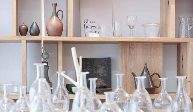 <strong>doinel｜ドワネル</strong>　店内手前のスペースは、ときとしてギャラリースペースに姿を変える。