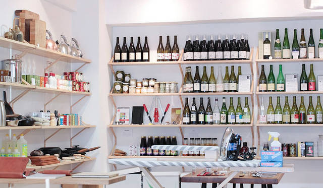 <strong>doinel｜ドワネル</strong>　店内奥は、ビオワインと食品、雑貨がならぶ。