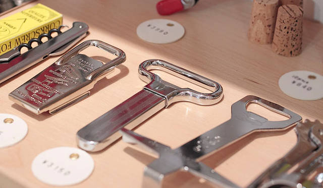 <strong>doinel｜ドワネル</strong>　どっしりと重量感のある栓抜きや、業務用のコルク栓抜きまで、道具類も充実。